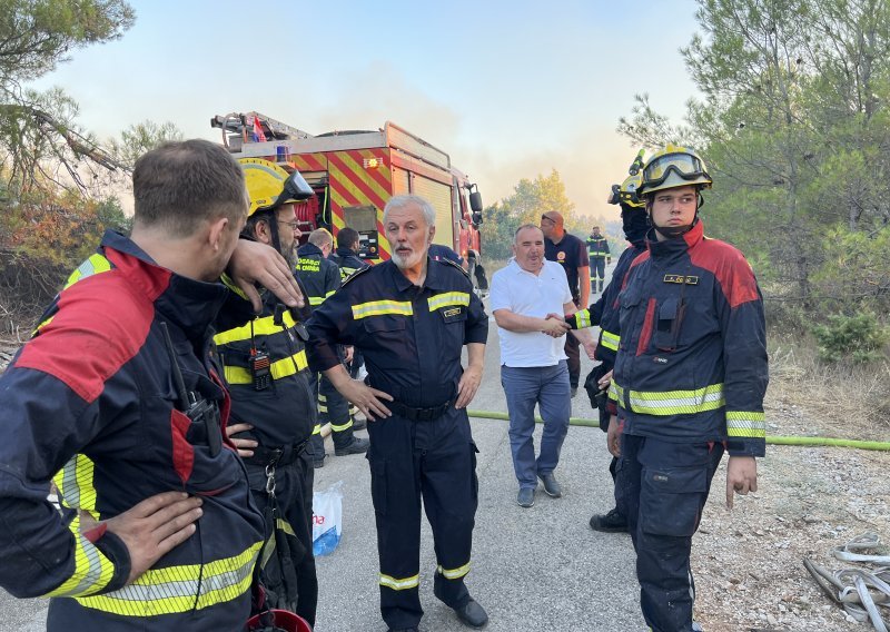 Među gasitelje na Čiovo stigao i predsjednik Hrvatske vatrogasne zajednice