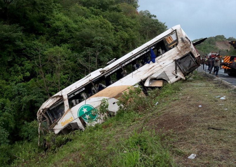 Najmanje 18 mrtvih u nesreći autobusa koji je prevozio migrante u Meksiku