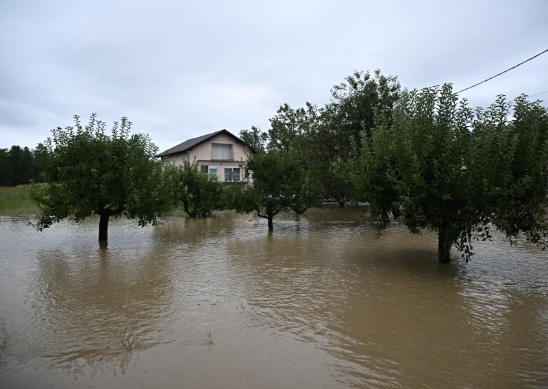 U Brdovcu od utapanja spašena tri stranca i 13 pasa. Poplava prijeti okolnim mjestima