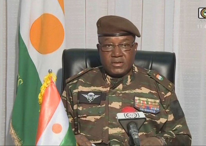 Hunta u Nigeru sastavila vladu, susjedne zemlje prijete vojnom intervencijom