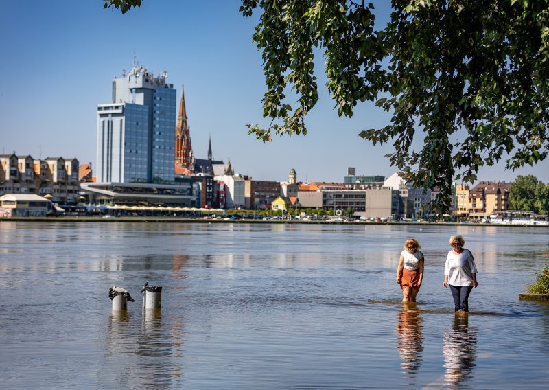 Pogledajte što je ostalo na šetnici kod Osijeka nakon prolaska vodenog vala na Dravi