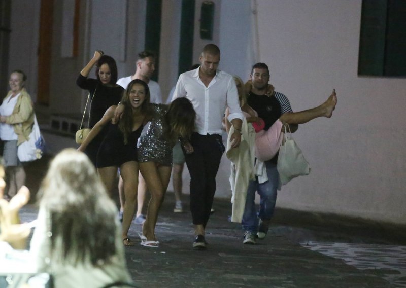 Grčka više ne sliči na Grčku: Pijani instagrameri plešu na tanjurima jastoga uz zvuke trapa
