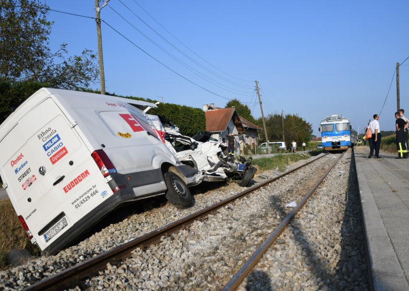Vlak naletio na kombi, ozlijeđene dvije osobe