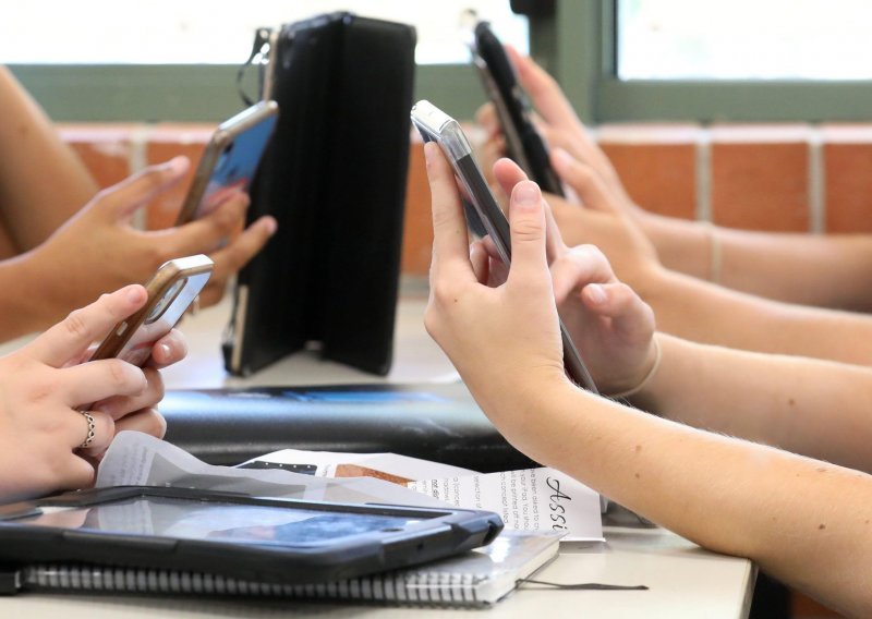 Ima li smisla zabrana mobitela u školama? Evo što kaže psiholog