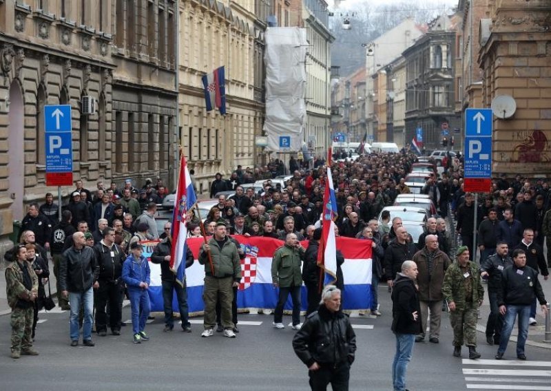 Više stotina branitelja prosvjedovalo pred stanom Zorana Milanovića