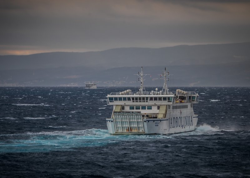 HAK: Zbog olujnog vjetra u prekidu brodske, trajektne i katamaranske linije