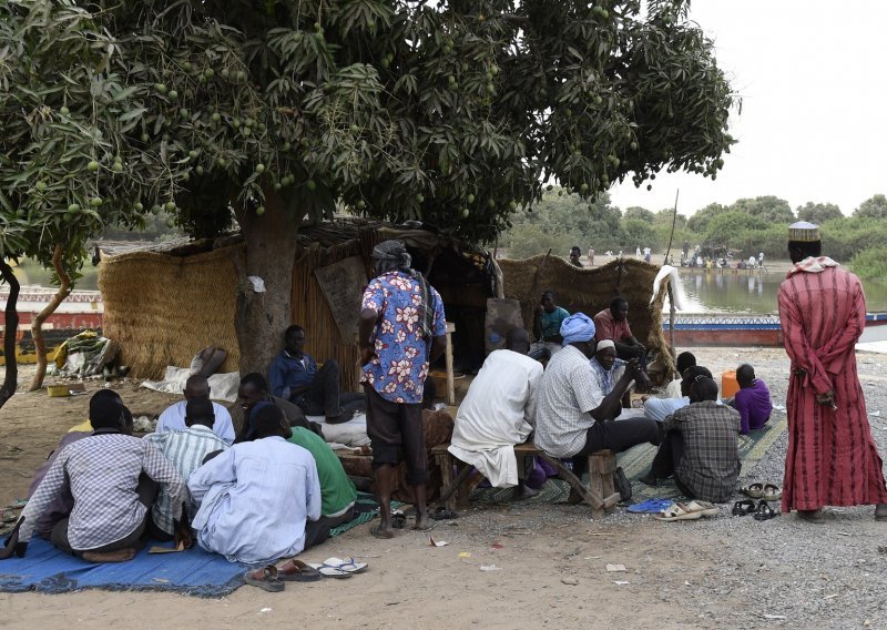 Tragedija u Nigeriji: Više od 70 ljudi nestalo u prevrtanju broda
