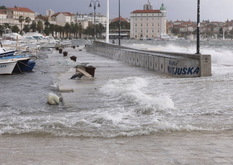 Jugo stvara probleme na obali: Pogledajte kako izgledaju poplavljene rive