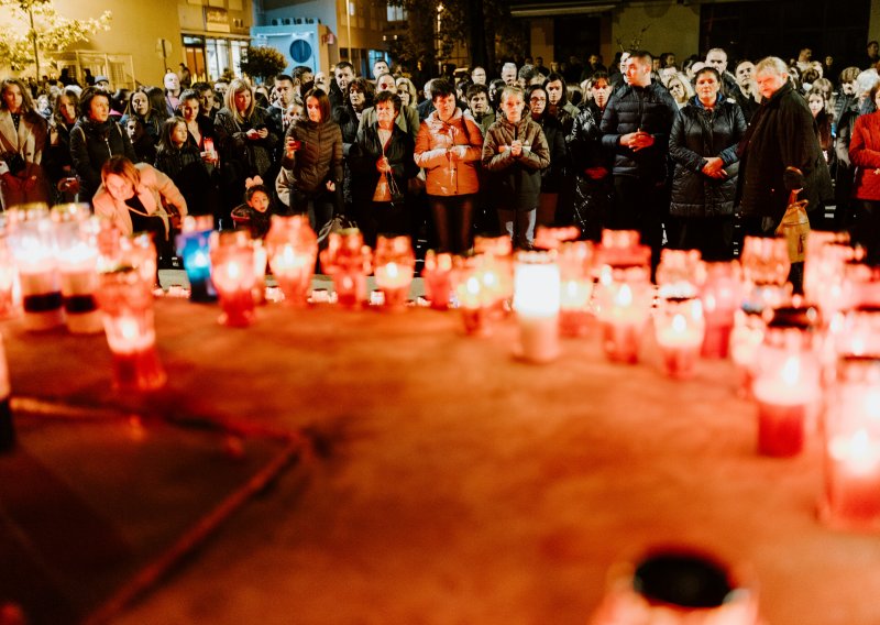 Mostarci palili svijeće, a navijači baklje u znak solidarnosti s Vukovarom
