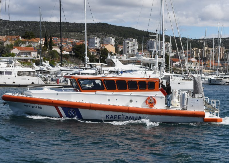 Novom brodicom za medicinski prijevoz s Brača u Split prevezeni pacijenti