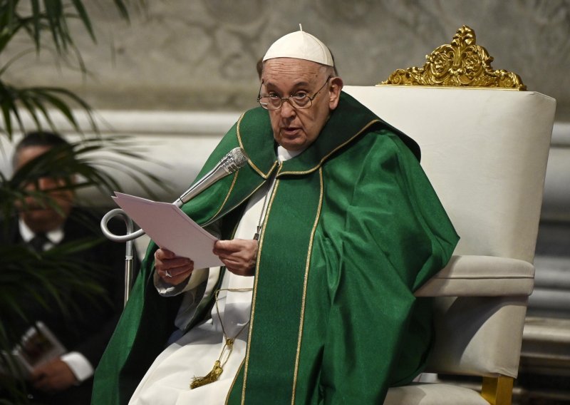 Macron poziva papu Franju na ponovno otvaranje katedrale Notre Dame