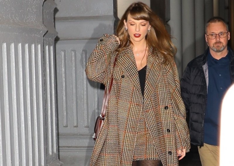 Kaput i minicu Taylor Swift rado bi u svoj ormar preselile mnoge fashionistice
