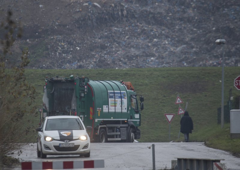Odvoz smeća u Zagrebu smanjen za 50 posto, kamioni na deponij ulaze jedan po jedan