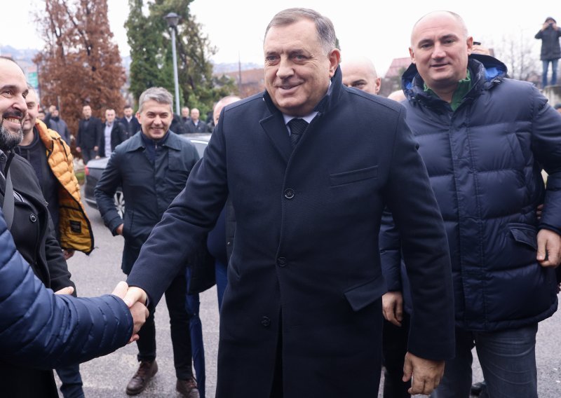 Dodik stigao na sud u Sarajevu, pristalice ga pozdravlje do ulaska u zgradu