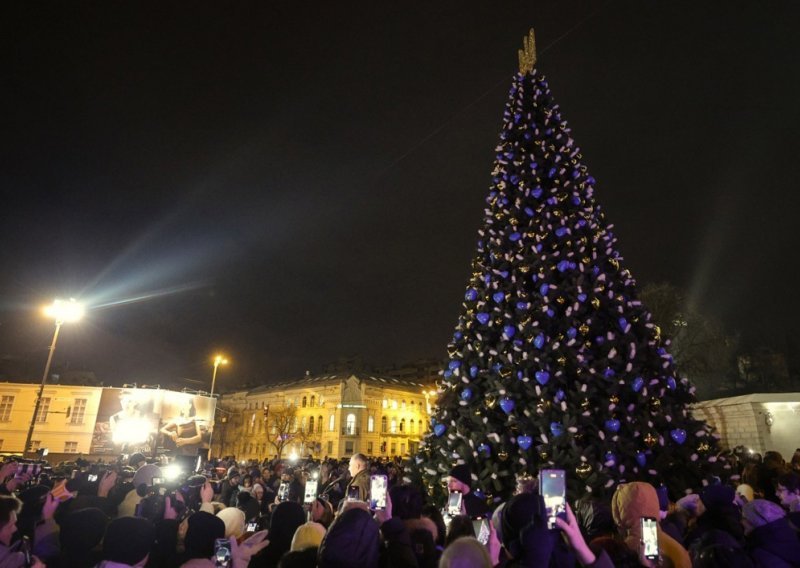 Kijev prvi put osvijetlio božićno drvce prema gregorijanskom kalendaru