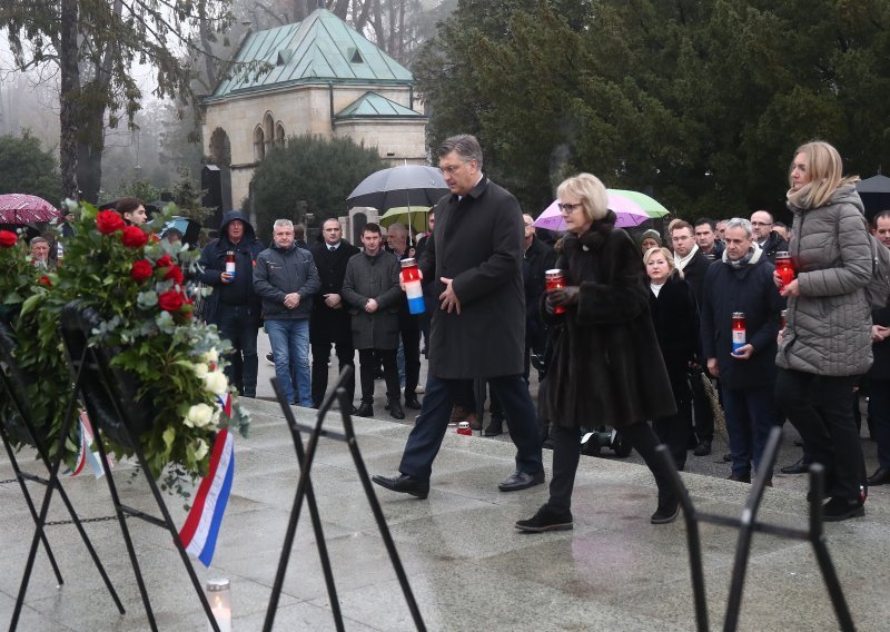 Čelništvo HDZ-a na Mirogoju se poklonio Tuđmanu, pojavila i kćer prvog predsjednika