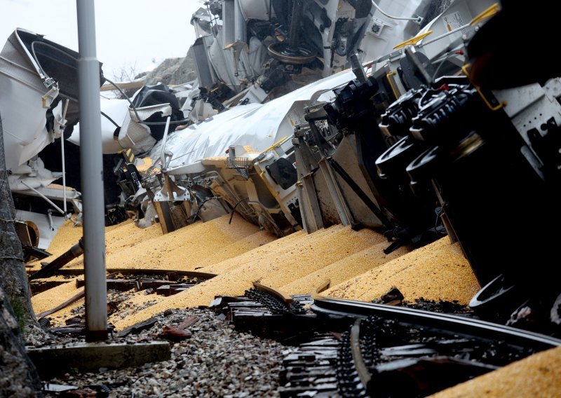 HŽ Infrastruktura poziva građane da ne skupljaju kukuruz iz prevrnutog vlaka