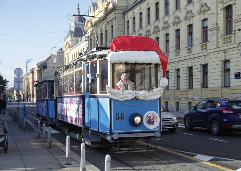 Nevjerojatno: U božićnom tramvaju na melodiju 'Zvončića' Djed Mraz pjeva 'Za dom spremni'