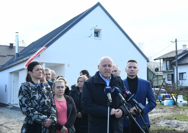 Bačić obišao gradilište zamjenske obiteljske kuće za stradalnike potresa u Petrinji