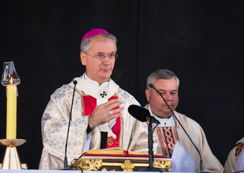 Božićna poruka nadbiskupa Kutleše: Pozvani smo održavati Isusovu ljubav i suosjećanje