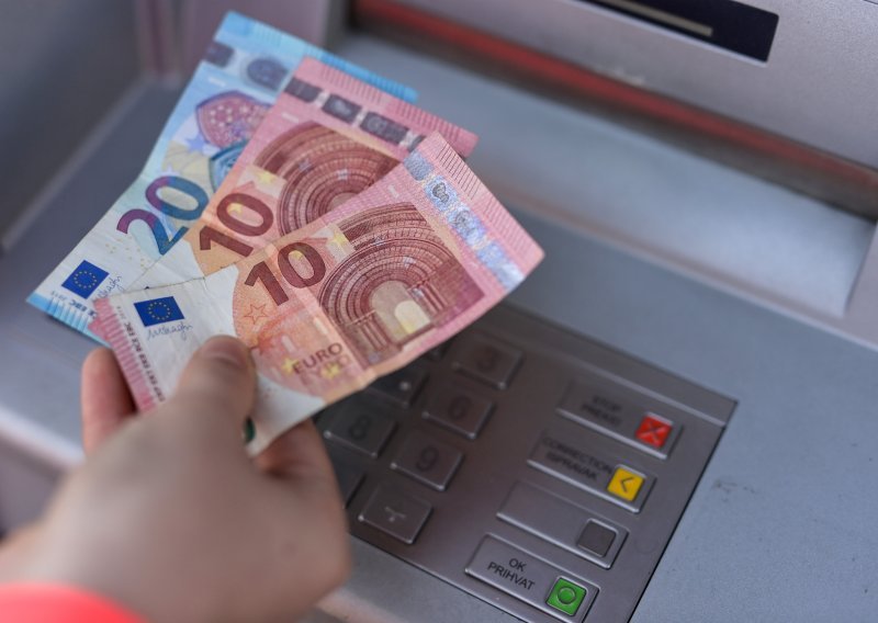 SAD moli Kosovo da preispita odluku o izbacivanju dinara, oni i dalje ustrajni