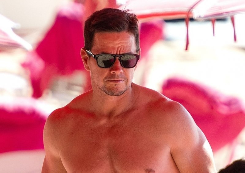 Kakve pločice: Mark Wahlberg se hvali isklesanim mišićima i torzom