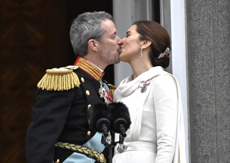 Kakav izljev ljubavi! Poljupcem na balkonu palače kralj i kraljica ušutkali glasine