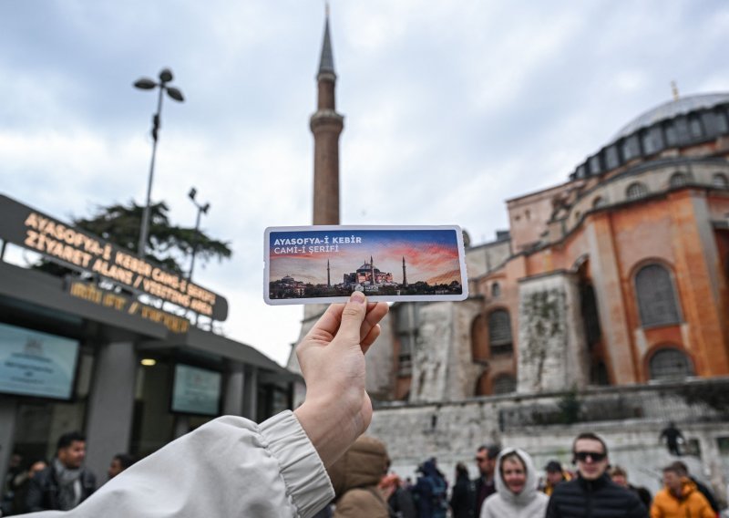 Turisti će ubuduće plaćati ulaz u Aju Sofiju, ugroženu milijunima posjetitelja