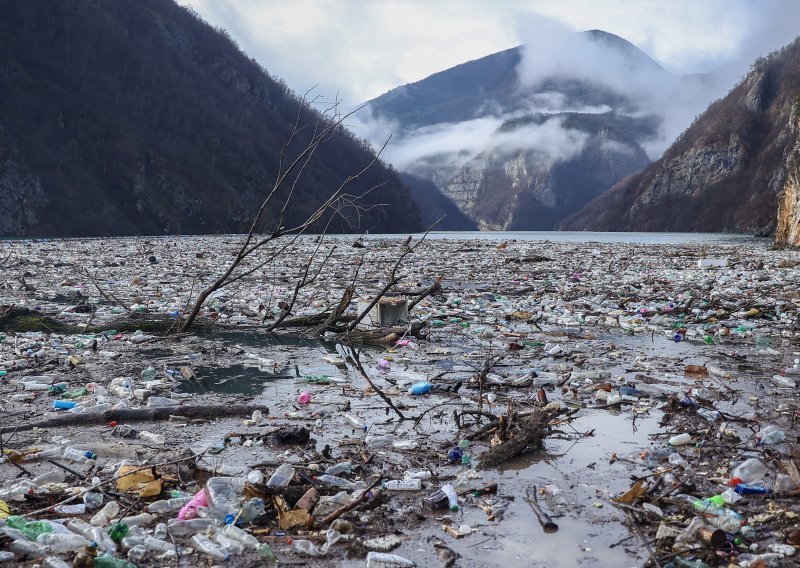 Užasne scene: Nakupine smeća plutaju Drinom
