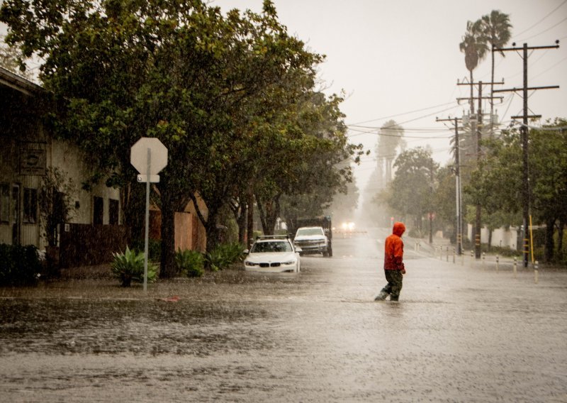 Žestoka oluja bjesni Kalifornijom, stanovnicima prijeti po život opasnim poplavama