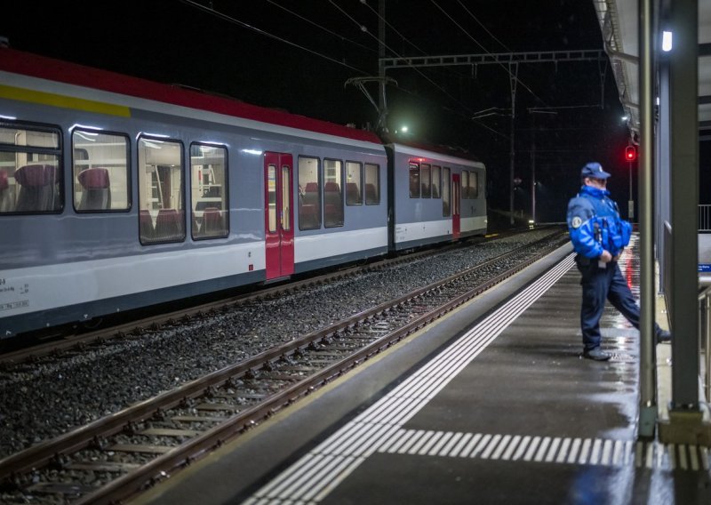 Azilant četiri sata držao taoce u švicarskom vlaku, policija ga na kraju ubila