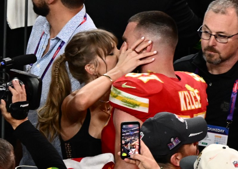 Taylor Swift i Travis Kelce nisu se suzdržavali: Strastveni poljupci nakon osvojenog Super Bowla