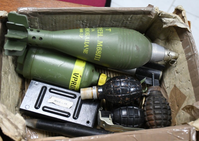 U nenastanjenoj kući pronašao tri kilograma eksploziva i streljivo