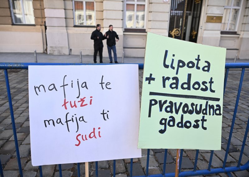 Pogledajte najzanimljivije transparente s prosvjeda u Zagrebu