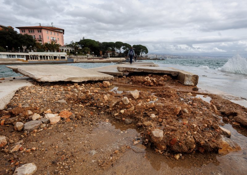 Nevrijeme u Kvarneru: Olujno jugo i valovi razbili betonski dio kupališta u Opatiji