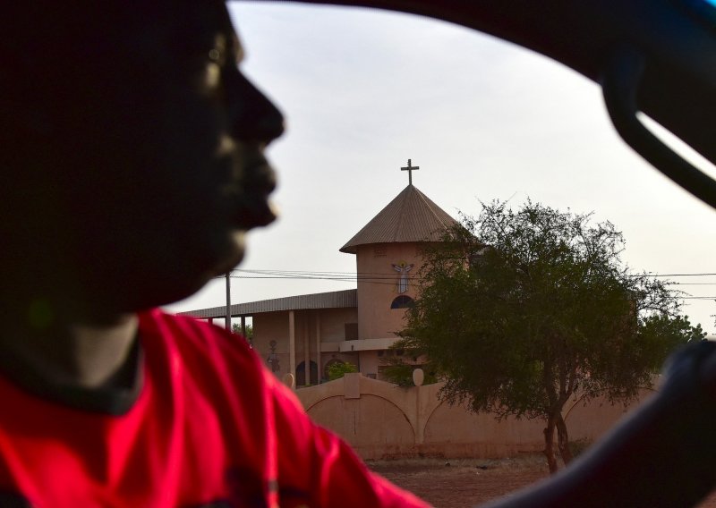 U napadu islamističkih militanata na katoličku crkvu u Burkini Faso ubijeno 15 ljudi