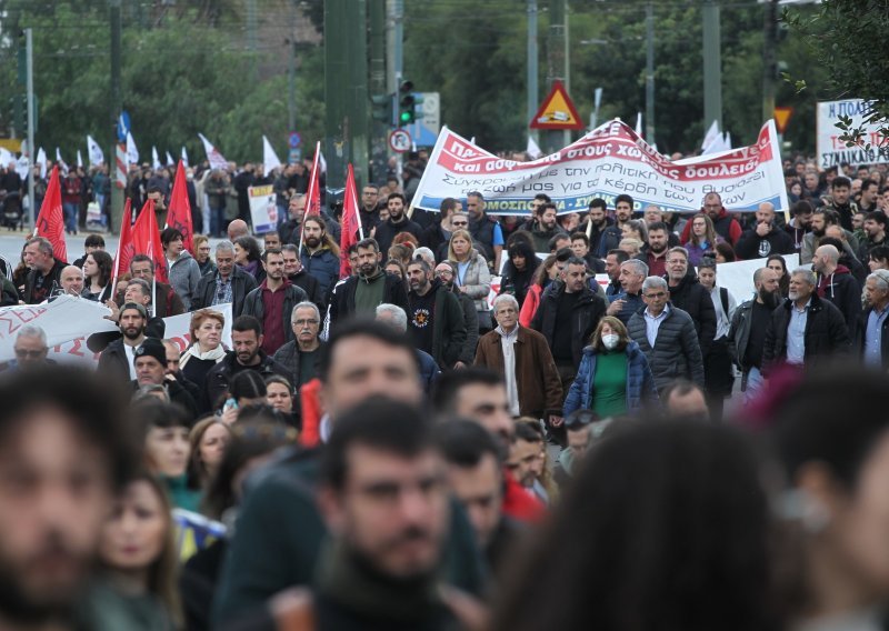 Više od 30.000 ljudi na ulicama u Grčkoj na godišnjicu stravične željezničke nesreće