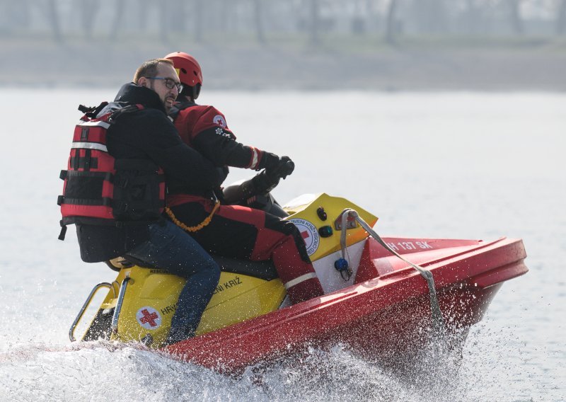 Tomašević s civilnom zaštitom: Pogledajte kako se provozao jet-skijem po jezeru