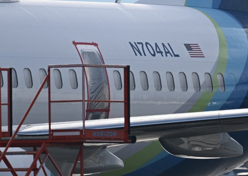 Otvorena istraga: Traže odgovor zašto su zrakoplovu u letu otpala vrata