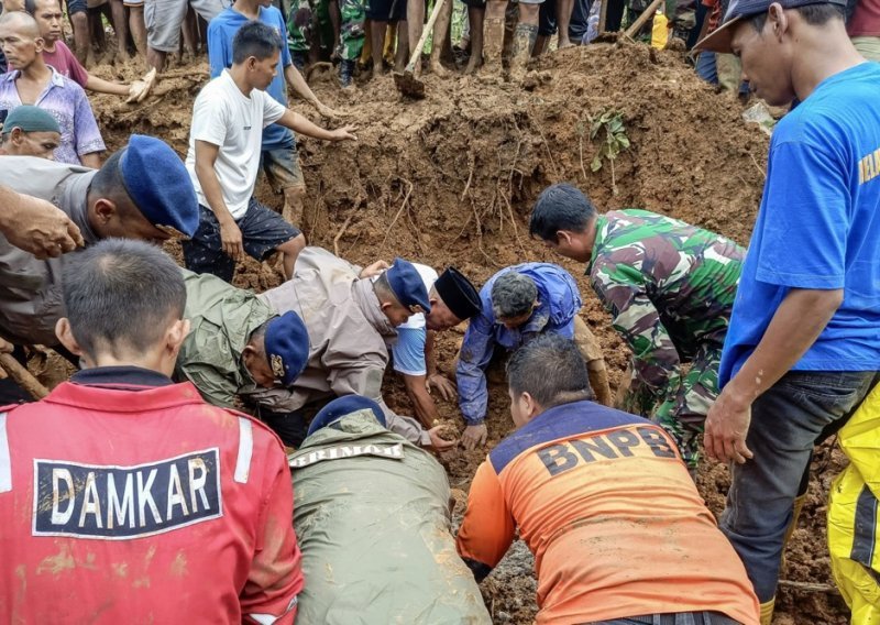 Na Sumatri 26 ljudi poginulo u poplavama