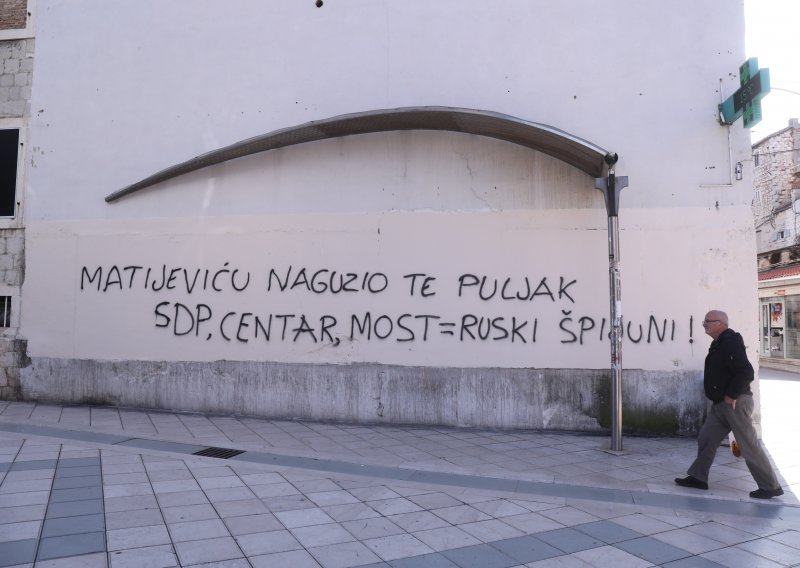 U centru Splita opet osvanuli uvredljivi grafiti protiv Puljka, Ivoševića i drugih