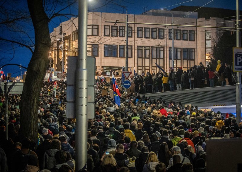 Slovačka klizi prema Rusiji, tisuće se pobunile i izašle na ulice