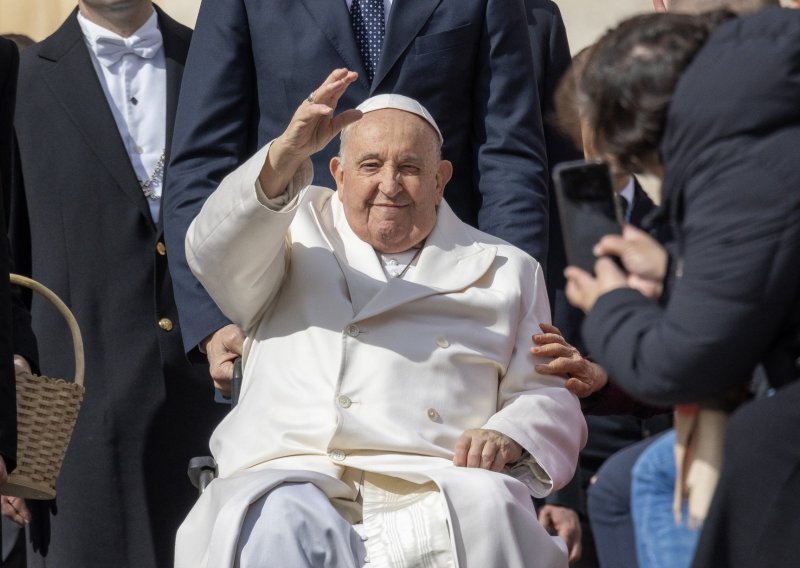 Papa: Povlačenje s dužnosti samo je daleka hipoteza