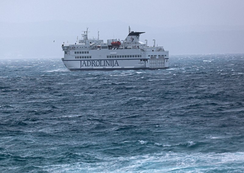 Zbog vjetra u prekidu neke trajektne, katamaranske i brodske linije