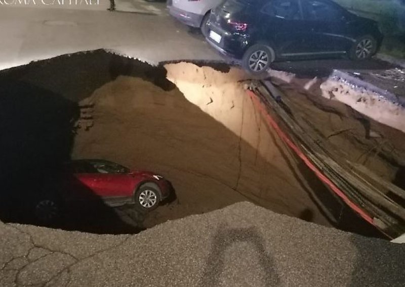 Pogledajte kako je golema rupa u Rimu progutala dva automobila