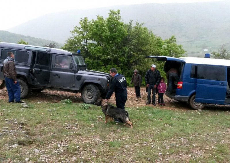 Osam poginulih u prometnoj nesreći u Albaniji, bježali od policije pa pali u rijeku