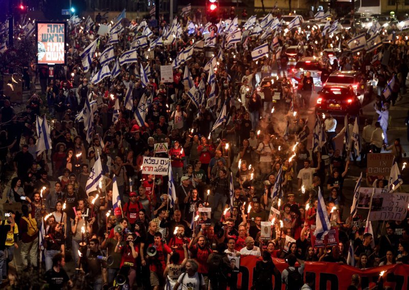 Tisuće Izraelaca s bakljama u rukama prosvjedovale protiv Netanyahua