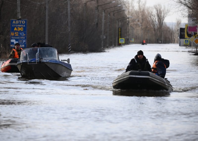 Rekordne poplave na Uralu izazvane topljenjem snijega, tisuće ljudi napustilo domove
