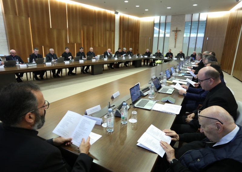 Hrvatski biskupi na plenarnom zasjedanju. Brine ih skrb za strance i kocka