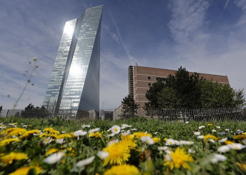 ECB zadržao važeće kamatne stope u eurozoni, u fokusu poskupljenje usluga